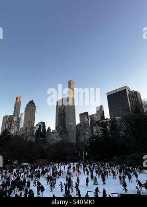 Schlittschuhlaufen im Central Park, Manhattan, New York, USA. Im Winter und zu Weihnachten Stockfoto