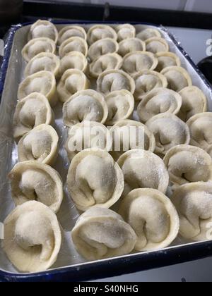 Frisch zubereitete russische Knödel auf einem Tablett Stockfoto