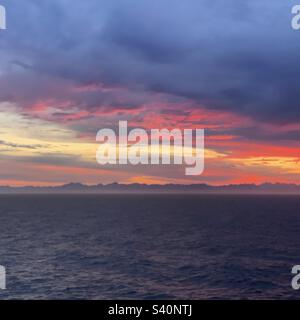 August 2022, Sonnenaufgang von einem Kreuzfahrtschiff, das auf dem Weg nach Alaska an British Columbia vorbeisegelt Stockfoto