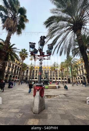 Plaza Reial, vielleicht von Gaudi entworfene Laterne mit Brunnen im Hintergrund - Barcelona Spanien Stockfoto