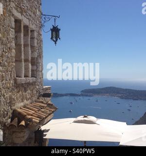 Blick über Saint-Jean-Cap-Ferrat vom Dorf Eze im Süden Frankreichs. Stockfoto