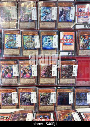 Eine Kiste oder Yu-Gi-Oh-Tauschkarten in einem Kartenladen in Tokio Stockfoto