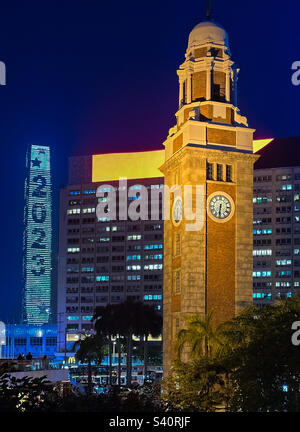 Silvester (2023) in Hongkong mit dem historischen Uhrenturm in Tsim TSA Tsui und dem berühmten ICC-Turm im Hintergrund Stockfoto