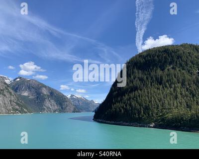 August 2022, Blick von einem Kreuzfahrtschiff, das durch Tracy Arm Fjord, Alaska, USA segelt Stockfoto