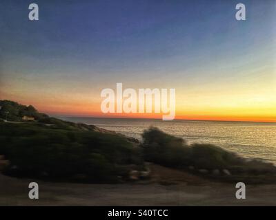 Sonnenuntergang an der Küste Spaniens - mediterraner goldener Sonnenschein Stockfoto