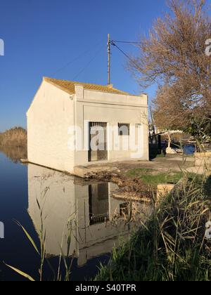 Kleines Haus neben einem See in El Palmar Valencia spanien Stockfoto