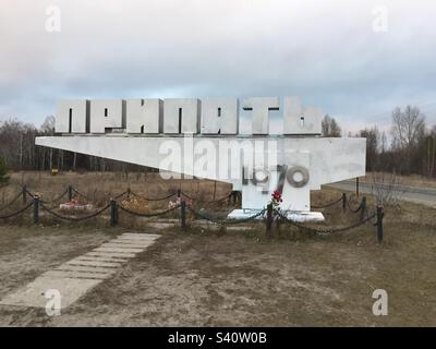 Pripyat Town Sign, in der Nähe von Tschernobyl, in der Nuclear Disaster Exclusion Zone, Oblast Kiew, Ukraine, Januar 2020. Stockfoto