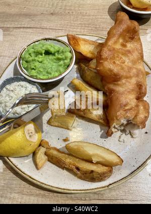 Leckere Mahlzeit mit Fish and Chips Stockfoto