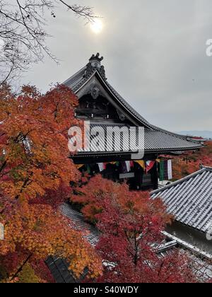 Die Sonne über dem Eikan-do-Tempel in Kyoto, Japan. Stockfoto