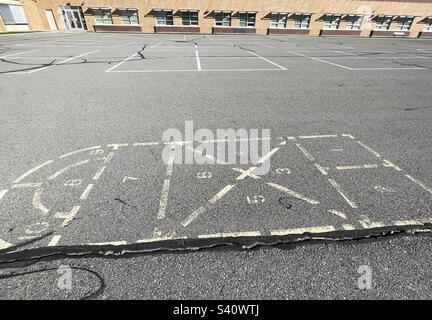 Erinnert an die Kindheit vor Jahrzehnten, bleibt dieser Hopscotch, dieser Platz auf dem Spielplatz, wie auch die Grundschule selbst. Stockfoto