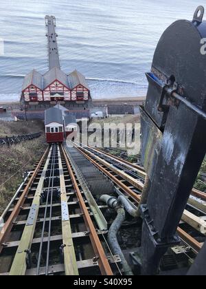 Viktorianischer Cliff Lift. Der Saltburn Cliff Lift ist eine der weltweit ältesten wasserbetriebenen Standseilbahnen Stockfoto