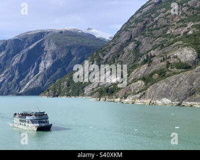 August 2022, Blick von einem Balkon eines Kreuzfahrtschiffs, der durch Tracy Arm Fjord, Alaska, USA segelt Stockfoto