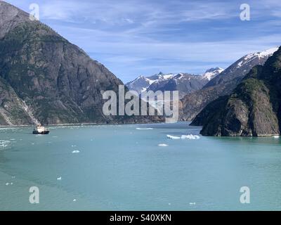 August 2022, Blick von einem Balkon eines Kreuzfahrtschiffs, der durch Tracy Arm Fjord, Alaska, USA segelt Stockfoto