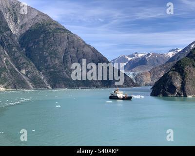 August 2022, Blick von einem Balkon eines Kreuzfahrtschiffs, der durch Tracy Arm Fjord, Alaska, USA segelt Stockfoto