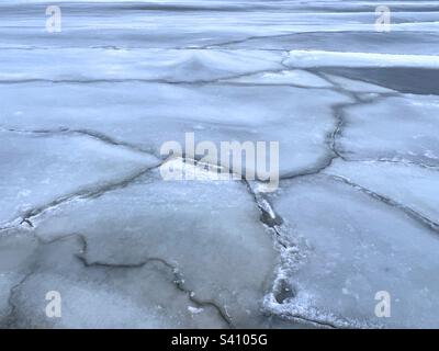 Eisschollen zerbrochenes Eis auf der Ostseeoberfläche in der Dämmerung Stockfoto