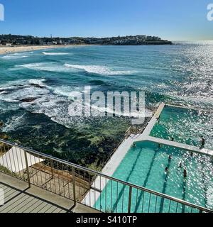 Blick auf Bondi Beach von Bondi Icbergs, Sydney NSW Stockfoto