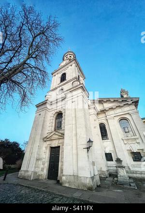 St. Alfege Kirche in Greenwich Blick auf den Glockenturm - der Turm ist der einzige Teil der ursprünglichen mittelalterlichen Kirche aus den 1200s Jahren, der noch viel von Nicholas Hawksmoor umgebaut wurde Stockfoto