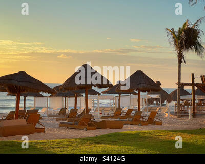 Sonnenaufgang über der Karibik und am Strand im Gran Paraiso Iberostar All-Inclusive Resort in Mayan Riviera Mexiko. Dezember 2022. Stockfoto