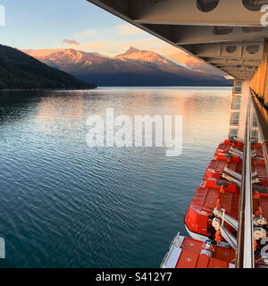 August 2022, Blick von einem Balkon, während Sie Tracy Arm Fjord am Ende des Tages auf dem Carnival Spirit in Alaska, USA, verlassen Stockfoto