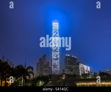 Der ICC (International Commerce Centre) Tower in West Kowloon, Hongkong, wurde anlässlich des Neujahrs 2023 beleuchtet Stockfoto