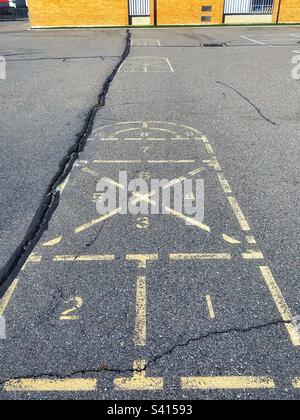 Drei Hopscotches hintereinander auf einem zerbrochenen und verwitterten Spielplatz, noch gesehen und erinnert an vor Jahrzehnten. Stockfoto