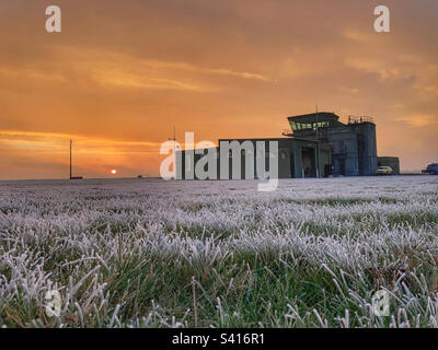 Sonnenaufgang an der Flugsicherung von RAF Topcliffe Stockfoto