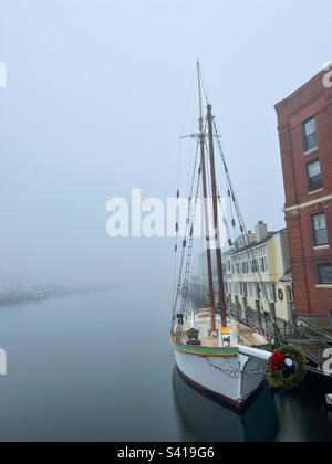 Nebiger Blick von der Mystic River Bascule Bridge in Mystic, Connecticut am 31. Dezember 2022. Stockfoto