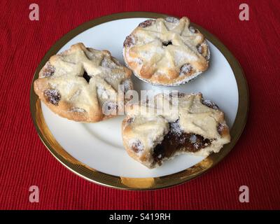 Hackkuchen auf einem weißen Teller mit goldenem Rand, traditionelle Weihnachtsgeschenke, Abb. 24. Stockfoto