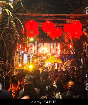 Geschäftige Straße in Chinatown bei Nacht mit roten Laternen in Semarang Indonesien zur Feier des chinesischen Neujahrs Stockfoto