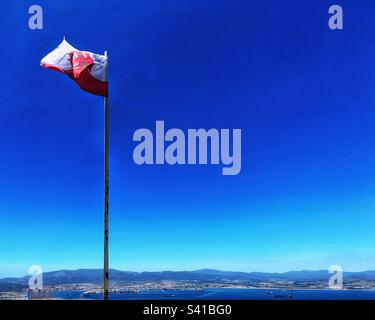 Die Flagge, die im Wind weht. Die Flagge von Gibraltar ist einzigartig, da sie das einzige britische Überseegebiet ist, in dem der Union Jack nicht im Naturschutzgebiet mit Blick auf Spanien gesehen wird Stockfoto