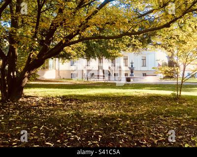 Herbstgefühl im Garten von Lenck-Villa, Sopron, Ungarn Stockfoto