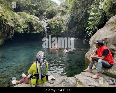 Kinder beim Batturaden Waterfall Jawa Indonesia zu beobachten Stockfoto