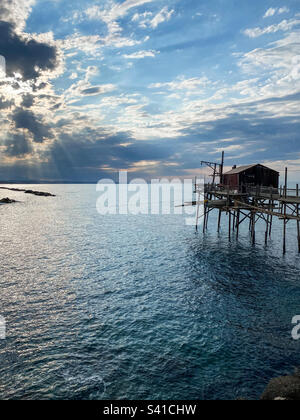 Wunderschöne Aussicht auf die Costa dei Trabocchi in Italien. Stockfoto