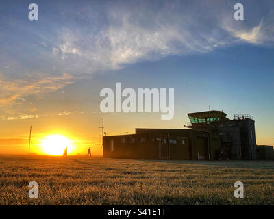 Sonnenaufgang am RAF Topcliffe Air Traffic Control Tower Stockfoto