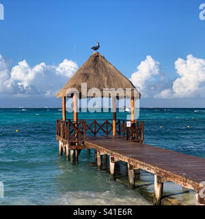 Dezember 2022, Palapa-überdachter Pier, Punta Cancun, Cancun, Quintana Roo, Mexiko Stockfoto