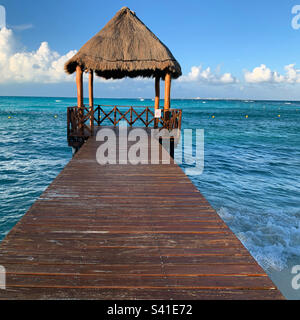 Dezember 2022, Palapa-überdachter Pier, Punta Cancun, Cancun, Quintana Roo, Mexiko Stockfoto