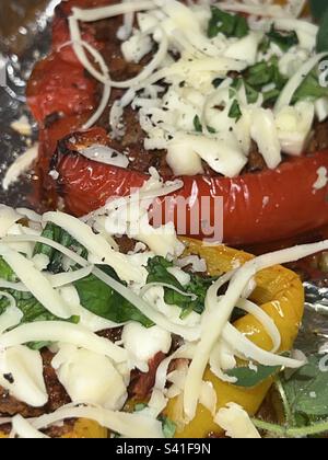 Nahaufnahme hausgemachter Paprika (gefüllt mit gemahlenem Hackfleisch, Mozzarella und gehackten Kräutern) zum Rösten zu Hause Stockfoto
