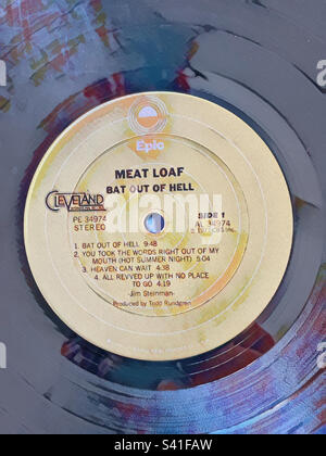 Nahaufnahme einer Vinyl LP des Künstlers Meat Loaf „bat out of Hell“ Album, USA, 2023 Stockfoto