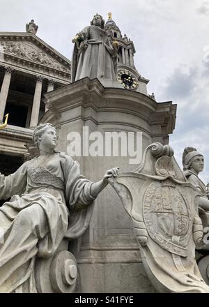 Die Statue von Königin Anne wurde 1886 vor der St Paul's Cathedral in London erbaut Stockfoto