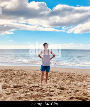 Junger Mann posiert am Strand von Lo De Marcos. Stockfoto