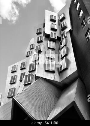 Schwarzweiß-Bilder des Ray and Maria Stata Center oder Gebäude 32 auf dem Campus des Massachusetts Institute of Technology (mit) Stockfoto