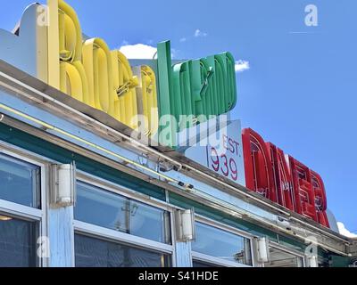 Ein klassisches modernes Art déco-Diner-Autorestaurant, das 1939 im Osten errichtet wurde. Jetzt wurde es in diese ruhige ländliche Stadt Oakley, Utah, verlegt. Stockfoto