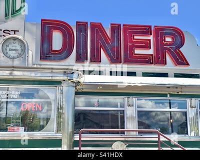 Ein klassisches modernes Art déco-Diner-Autorestaurant, das 1939 im Osten errichtet wurde. Jetzt wurde es in diese ruhige ländliche Stadt Oakley, Utah, verlegt. Stockfoto