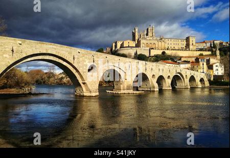 Die alte Brücke und die St. Nazaire Kathedrale in Beziers. Occitanie, Frankreich Stockfoto