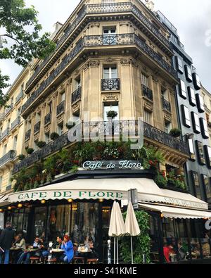 Café de Flore - eines der ältesten Kaffeehäuser in Paris, Frankreich - an der Ecke Boulevard Saint-German und Rue Saint-Benôit in Saint-German-des-Prés, 6. Arrondissement Stockfoto