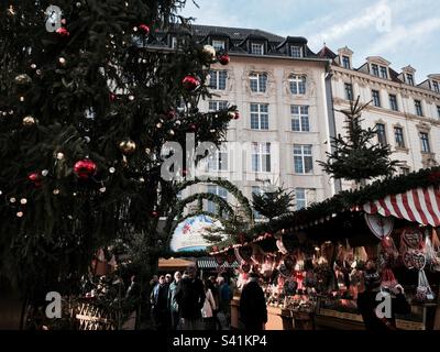 Spaziergänge im Leipzig-Weihnachtsmarkt, Deutschland Stockfoto