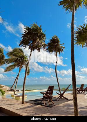 Palmen, Pool und Stühle in Tulum Beach, Tulum, Mexiko Stockfoto