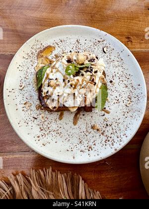 Ein süßes Frühstück: Französischer Toast mit Mascarpone und Karamellsauce. Ein Teil des Künstlerdekors ist unten zu sehen Stockfoto