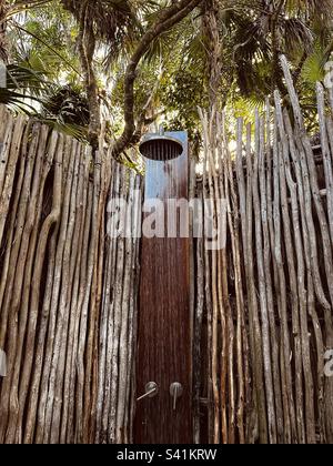 Fließendes Wasser in der tropischen Dschungeldusche im Freien in Tulum, Mexiko Stockfoto