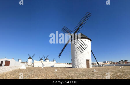 Windmühlen, Panoramablick. Campo de Criptana, Provinz Ciudad Real, Castilla La Mancha, Spanien. Stockfoto